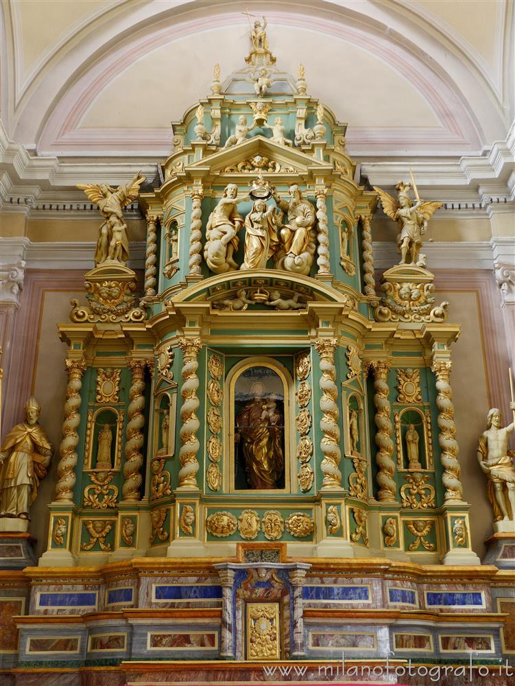 Ponderano (Biella, Italy) - Retable of the altar of the Virgin of the Rosary in the Church of St. Lawrence Martyr